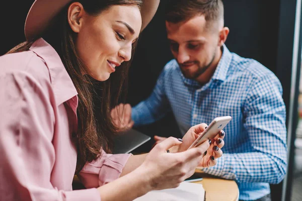 Mujer Joven Con Estilo Positivo Discutir Blog Con Novio Sentado — Foto de Stock