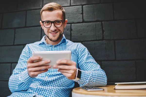 Halblanges Porträt Eines Positiven Jungen Mannes Brille Der Die Kamera — Stockfoto