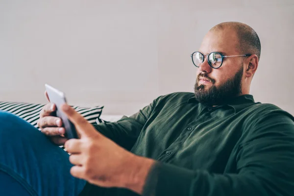 Bărbat Caucazian Pensiv Ochelari Citind Book Recreând Timpul Liber Apartament — Fotografie, imagine de stoc