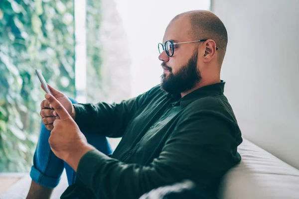 Dijital Tablet Dalgın Yakışıklı Hipster Adam Gözlük Vizyon Koruma Koltukta — Stok fotoğraf