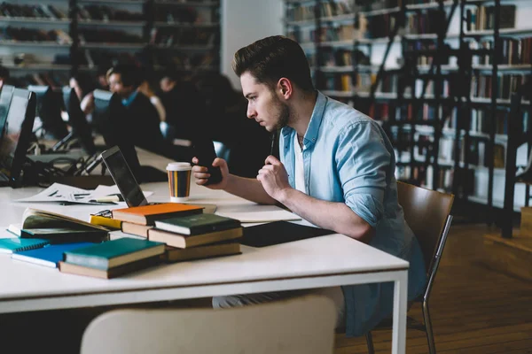 Programador Masculino Preocupado Que Atualiza Software Computador Portátil Que Senta — Fotografia de Stock