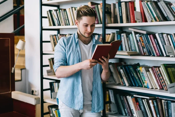 Kluge Nachdenkliche Kaukasische Mann Freizeitkleidung Lesen Neuen Interessanten Roman Buchhandlung — Stockfoto