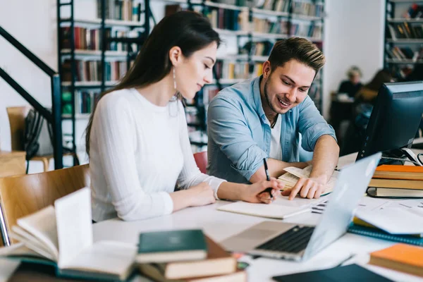 Intelligenter Hipster Typ Der Seiner Kollegin Auf Dem College Campus — Stockfoto