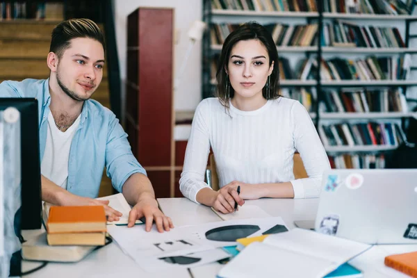 Mannelijke Vrouwelijke Studenten Onderwijs Webinar Laptopcomputer Tijd Voor Leren Campus — Stockfoto