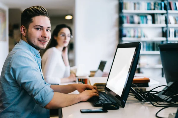 Ritratto Abile Professionista Sviluppatore Tastiera Computer Con Schermo Bianco Ufficio — Foto Stock