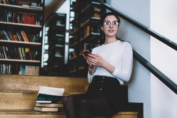 Jovem Mulher Milenar Óculos Sentada Nas Escadas Biblioteca Faculdade Conectando — Fotografia de Stock