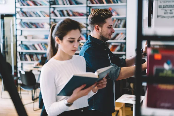 Jovens Estudantes Brancos Masculinos Femininos Escolhendo Literatura Para Leitura Educação — Fotografia de Stock