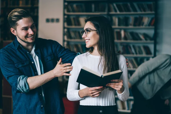 Cheerful Caucasian Woman Surprised Seeing His Boyfriend Library While Learning — Stock Photo, Image