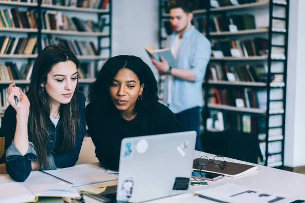 Jovens Estudantes Multirraciais Sentadas Juntas Biblioteca Assistindo Tutorial Line Internet — Fotografia de Stock