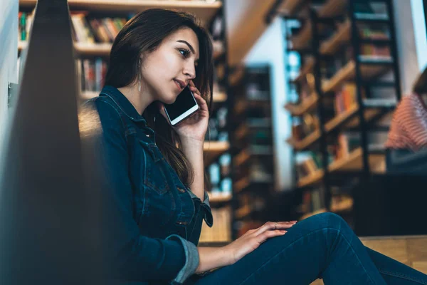 Young Brunette Woman Casual Wear Talking Cellular Free Time Library — Stock Photo, Image