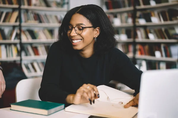 Diseñadora Independiente Afroamericana Creativa Satisfecha Con Trabajo Terminado Sentada Con — Foto de Stock