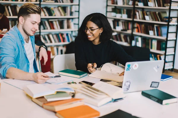 Vrolijke Jonge Mannelijke Vrouwelijke Multiraciale Collega Tevreden Met Productieve Baan — Stockfoto