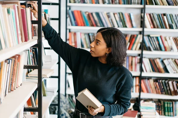Junge Afrikanisch Amerikanische Bibliothekarin Bestellt Bücherregale College Dunkelhäutige Studentin Sucht — Stockfoto