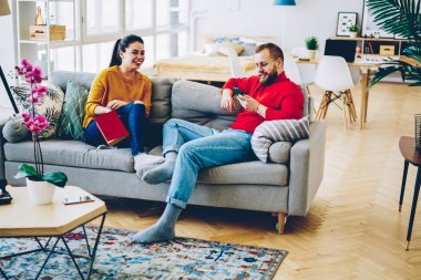 Eğleniyor aşık çift birbirleri ile onun kız arkadaşı okuma iletiden smartphone, aile evde vakit şaka rahat ev iç, mutlu hipster herife iletişim