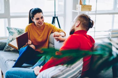 Neşeli genç kadın evde iç ve iletişim duygu mutluluk, şefkatle ücretsiz birlikte vaktinizi el ele tutuşarak aşk Romantik Çift istirahat ederken erkek arıyor