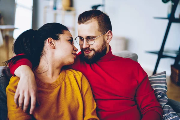 Positive Junge Familienehe Die Sich Liebevoll Ansieht Freie Zeit Miteinander — Stockfoto