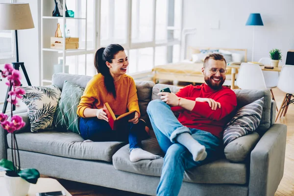 Alegre Pareja Romántica Sintiendo Felicidad Juntos Descansando Apartamento Divirtiéndose Sonriendo — Foto de Stock