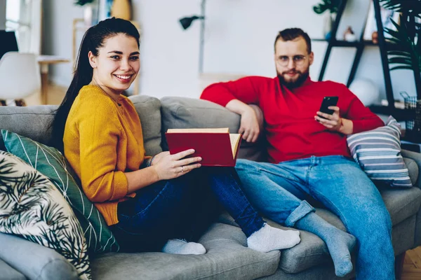 Chica Hipster Alegre Con Libro Satisfecho Con Gran Tiempo Casa — Foto de Stock