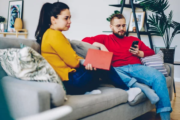 Ragazzo Hipster Occhiali Controllare Posta Smartphone Seduto Sul Divano Accanto — Foto Stock