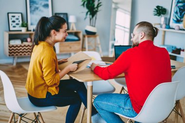 Posta, mesaj teslim office coworking proje tartışıyor kadın memnun mutlu neşeli famle açık zarf alınan belgeler ve meslektaşları ile işbirliği kağıtları ile memnun