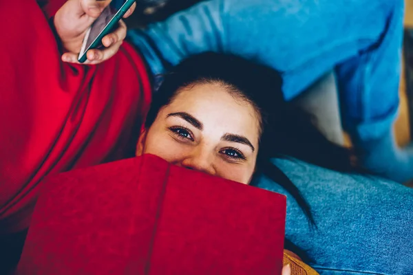 Imagen Recortada Mujer Alegre Tumbado Las Rodillas Novio Ocultar Cara —  Fotos de Stock