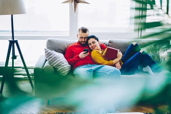 Fröhliches Romantisches Paar Stöbert Auf Dem Smartphone Internet Und Liest — Stockfoto