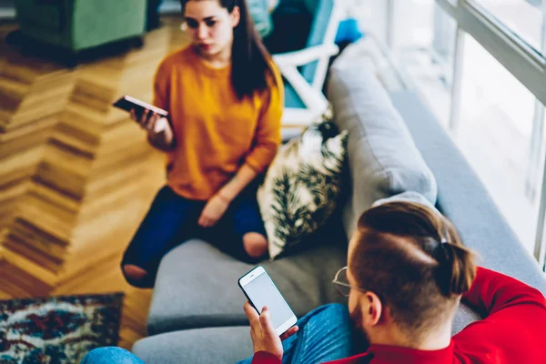 Abgeschnittenes Bild Auf Hipster Typ Mit Mobiltelefon Das Hause Mit — Stockfoto