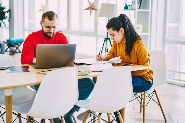 Jóvenes Colegas Masculinos Femeninos Concentraron Proceso Trabajo Haciendo Investigación Línea — Foto de Stock