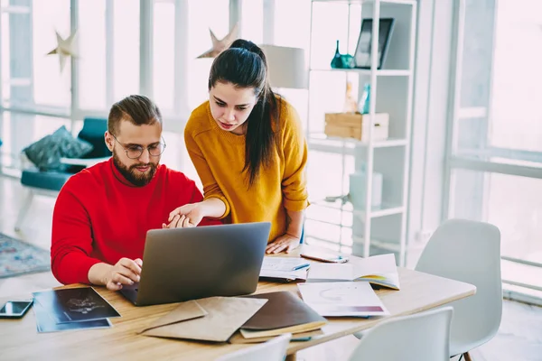 Colegas Masculinos Femeninos Viendo Webinar Juntos Ordenador Portátil Que Coopera —  Fotos de Stock