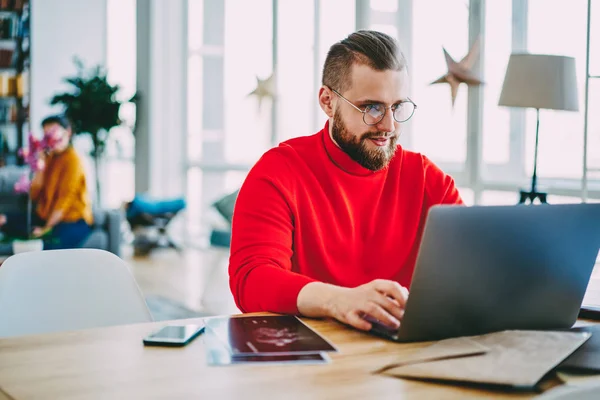 Wykwalifikowanych Mężczyzna Freelancer Pracuje Domu Wnętrza Pomocą Laptopa Internet Bezprzewodowy — Zdjęcie stockowe