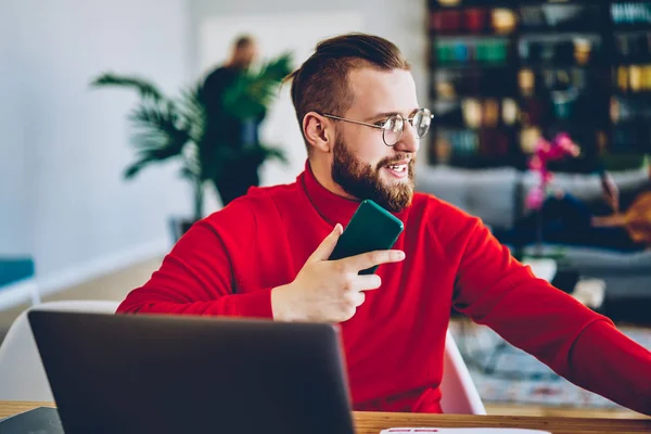 Θετική Αρσενική Freelancer Ικανοποιημένοι Απομακρυσμένη Εργασία Και Ασύρματης Σύνδεσης Για — Φωτογραφία Αρχείου