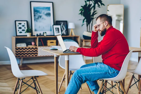 Pensive Hipster Guy Waiting Software Update Laptop Computer Sitting Desktop — Stock Photo, Image