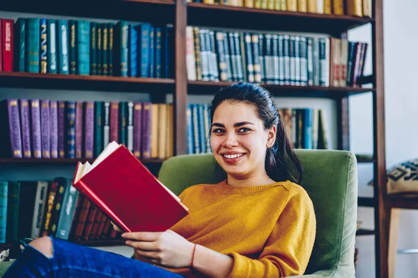 Oturma Odası Kitap Kütüphane Koleksiyonu Koltukta Shel Yakınındaki Ilginç Edebiyat — Stok fotoğraf