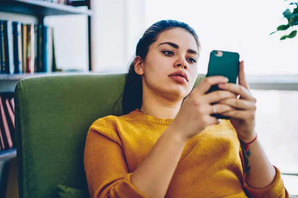 Ernsthafte Frau Die Informationen Von Der Webseite Auf Dem Smartphone — Stockfoto