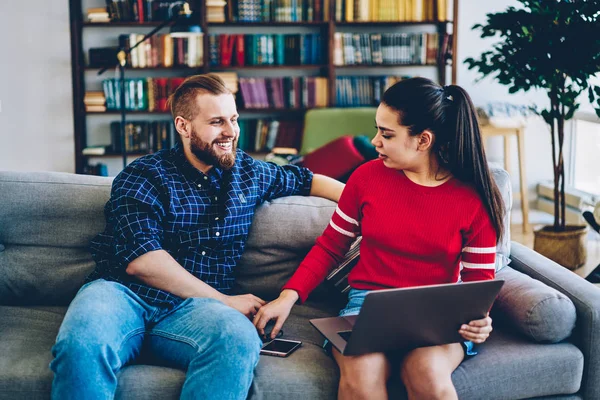 Feliz Casal Romântico Divertindo Casa Interior Durante Conversa Mulher Usando — Fotografia de Stock