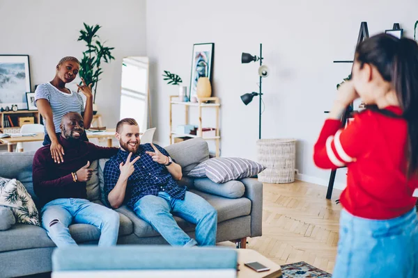 Groep Multiraciale Vrienden Die Zich Voordeed Comfortabele Sofa Appartement Voor — Stockfoto