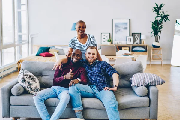 Positieve Multiraciale Vrienden Doorbrengen Van Vrije Tijd Samen Thuis Interieur — Stockfoto