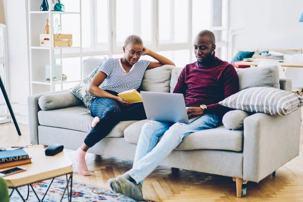 Unga Afroamerikanska Familj Umgås Hemma Inre Vila Med Läsebok Och — Stockfoto