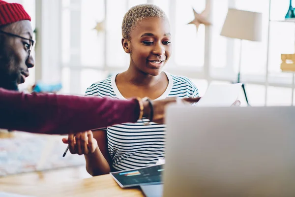 Positieve Afrikaanse Amerikaanse Collega Praten Tijdens Werkproces Project Samen Geschoolde — Stockfoto