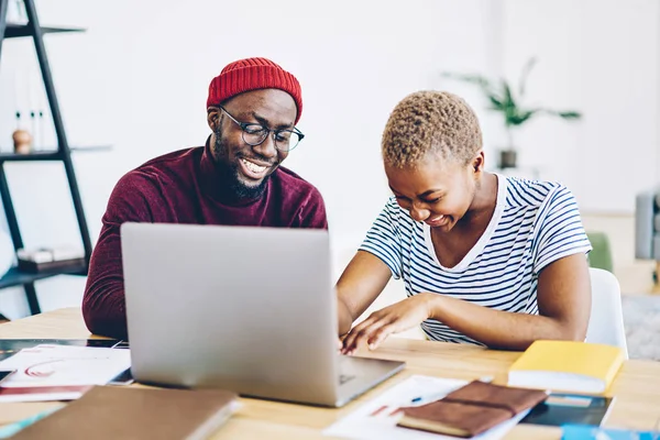 화면에 Netbook에 비디오에 긍정적인 아프리카계 미국인 노트북 컴퓨터를 숙제에 연구에 — 스톡 사진