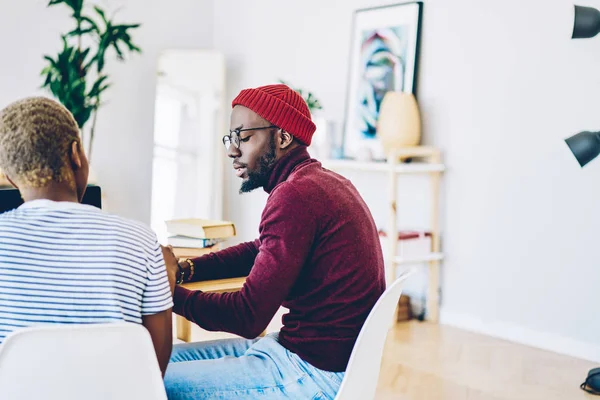 Bijgesneden Afbeelding Voor Ernstige Donkere Gevilde Hipster Guy Smth Uit — Stockfoto