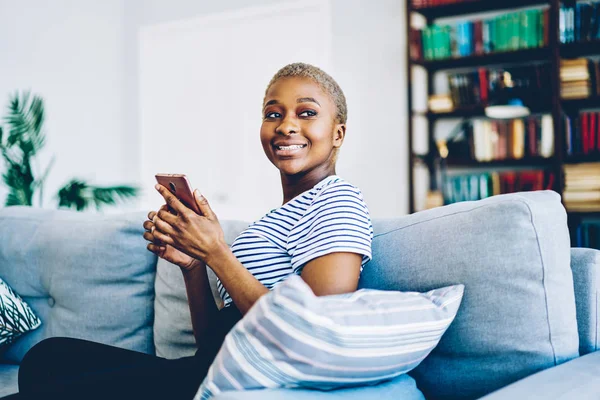 Wesoły African American Kobieta Zadowoleni Bezprzewodowego Dostępu Internetu Domu Smartphone — Zdjęcie stockowe