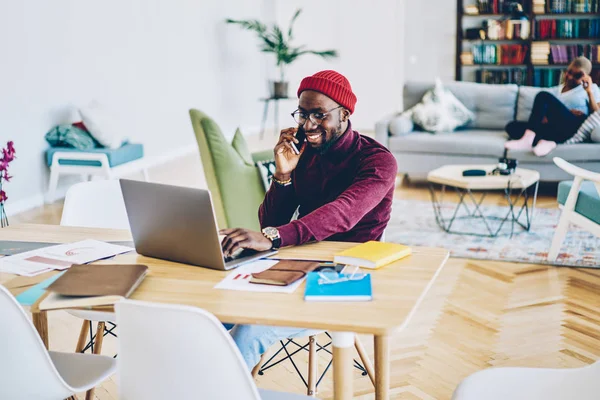 Gelukkig Donkere Gevilde Man Tevreden Met Mobiele Telefoongesprek Met Klantenondersteuning — Stockfoto