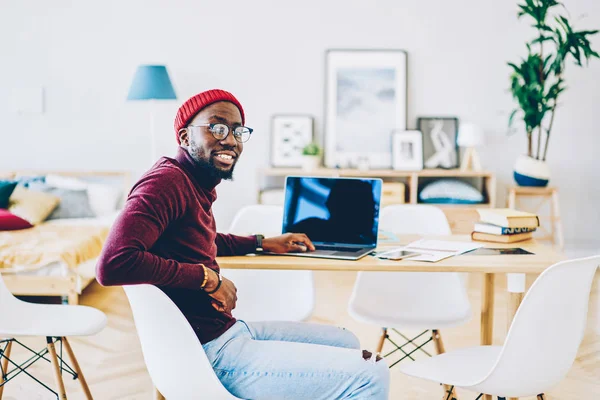 Portrait Cheerful African American Male Freelancer Sitting Desktop Laptop Computer — Stock Photo, Image