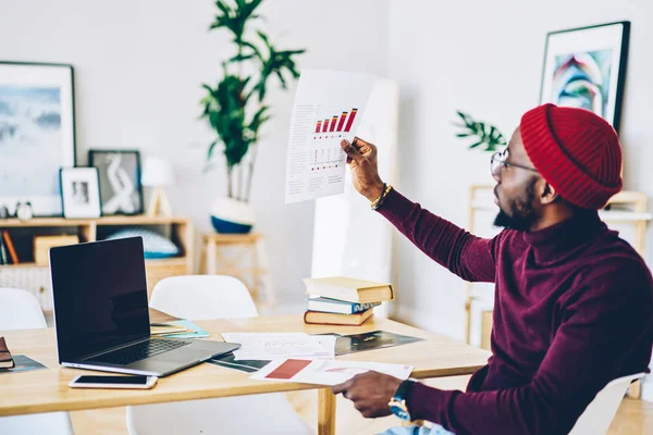 Ernstige Afro Amerikaanse Zakenman Controleren Boekhoudkundig Verslag Afstand Werken Bij — Stockfoto