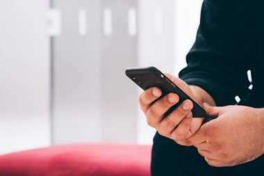 Sohbet online sosyal ağlar ve 4 g internet bağlantısı kullanarak smartphone aygıt üzerindeki uygulama güncelleştirme dijital smartphone tutan adam görünümünü kırpılmış. Kopyalama alanı alanı mobil reklam için