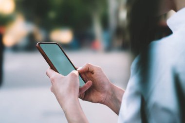 Modern smartphone cep telefonu ile sahte alanı ile sohbet mesajlaşma hipster blogger görünümünü kırpılmış. Hücresel tutarak ve 4 g internet bağlantısı kullanarak dijital aygıtta bilgi yazılacak erkek eller