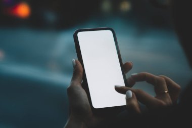Boş ekran alanı Internet içeriği veya Web sitesi ile modern smartphone arkadan görünüm kırpılmış. Telefon tutarak ve parmak metin bildirim ekranda ile yazarak eller