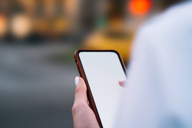 Boş ekran alanı ile modern smartphone aygıt Web sitesi ve internet reklamcılığı için kırpılmış görünümünü üzerinde arka plan bulanık. Sahte kadının elinde alanı ile dijital cep telefonu