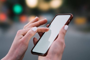 Modern smartphone kopyalama alanı alanı için Web sitesi ve yazarak metin mesajı ile online sohbet holding kadının eller görünümünü kırpılmış. 4 g kullanarak dijital hücresel boş ekran dokunaklı parmak